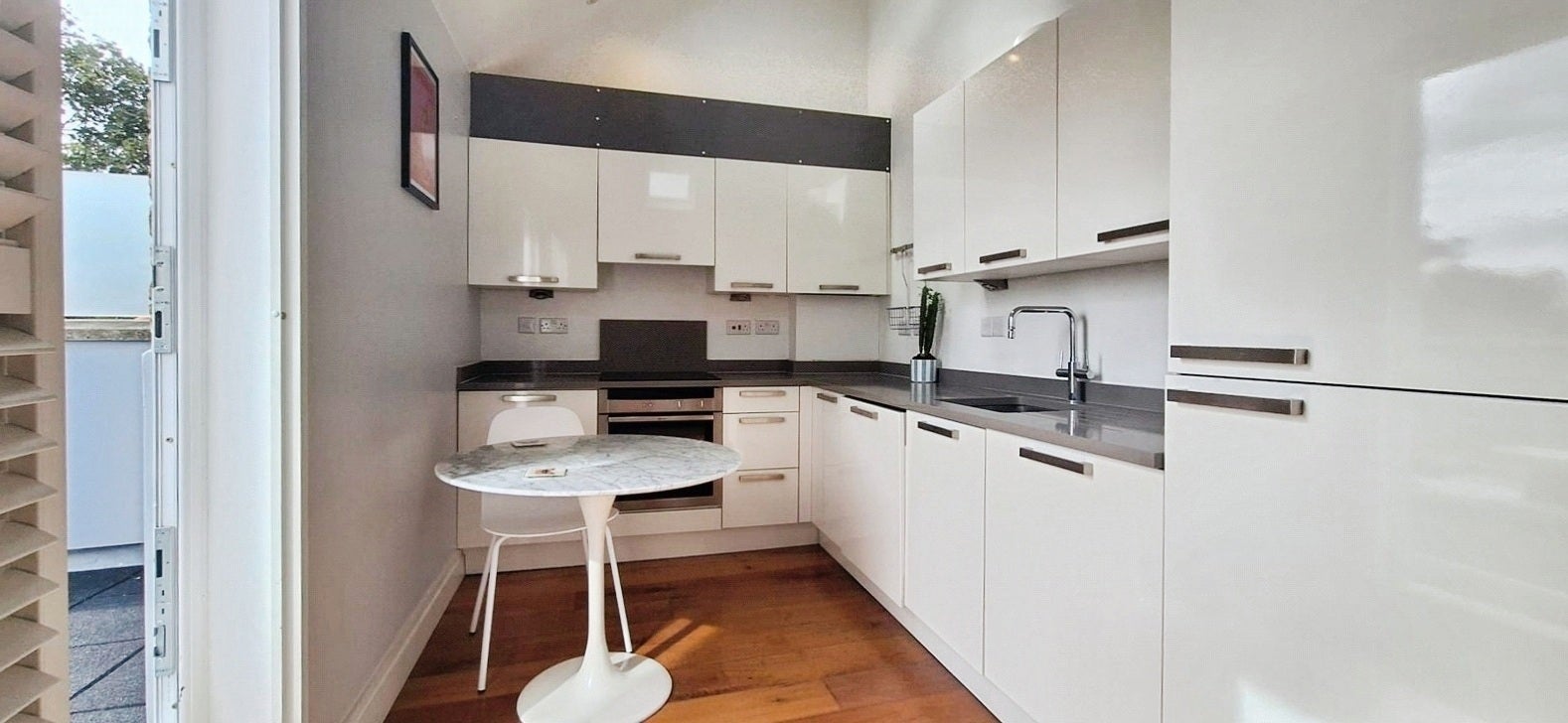 Flat Hillcrest Road in Greater London