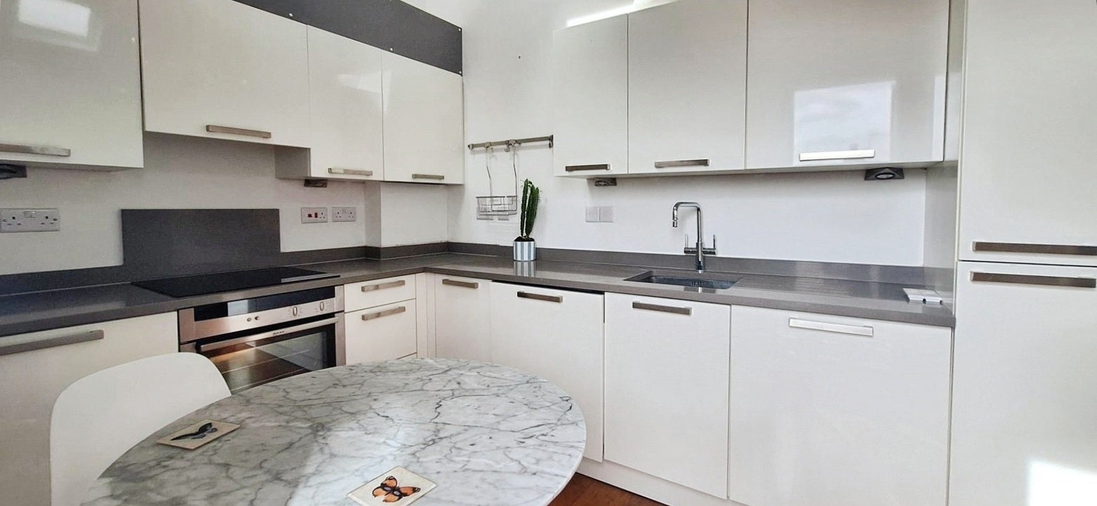 Flat Hillcrest Road in Greater London