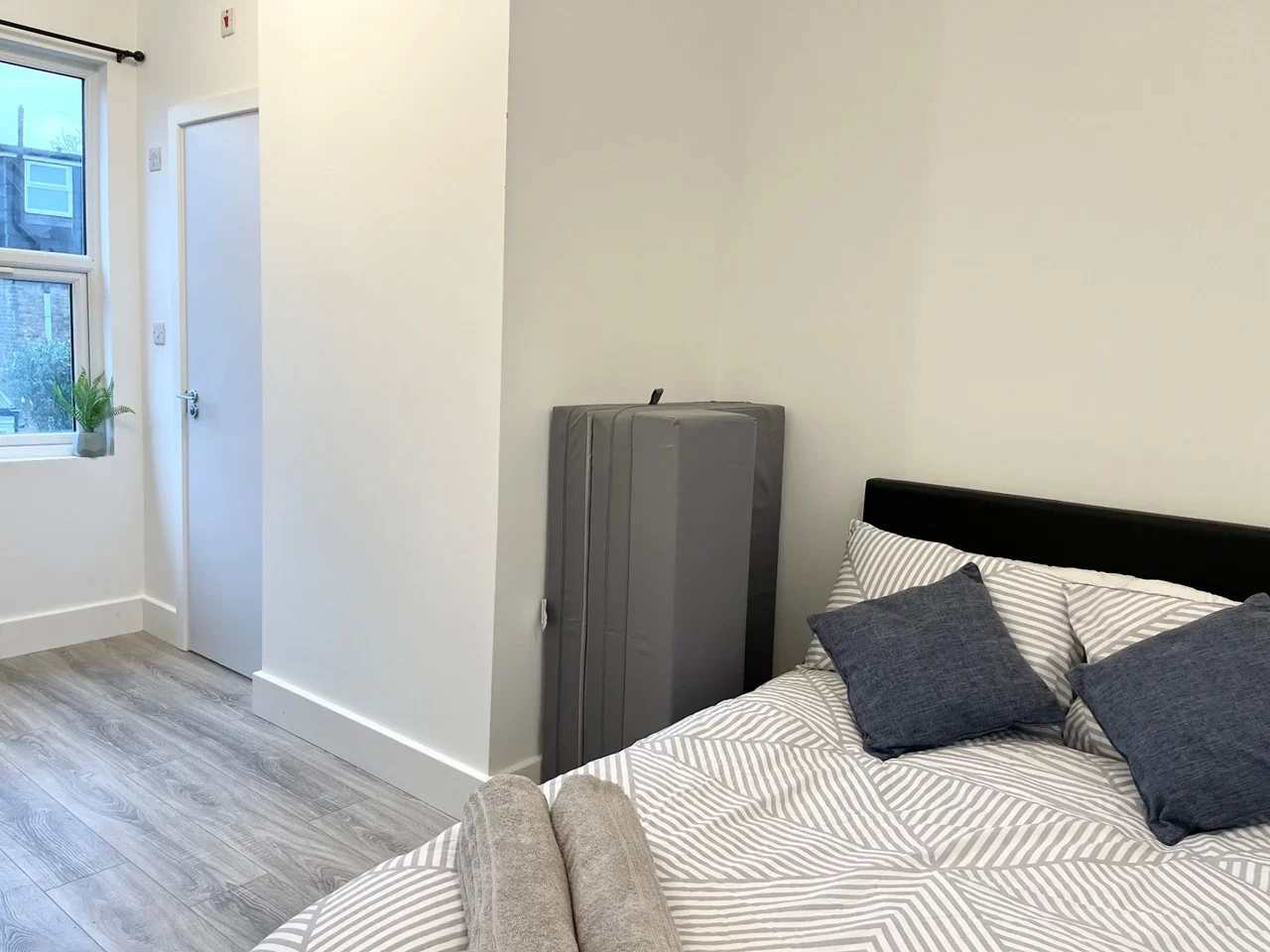 Room Montrose Road in Greater London