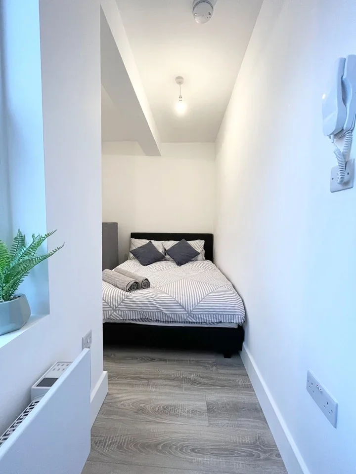 Room Montrose Road in Greater London