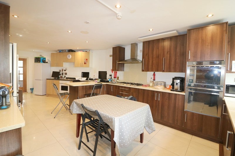 Room Pitshanger Lane in Greater London