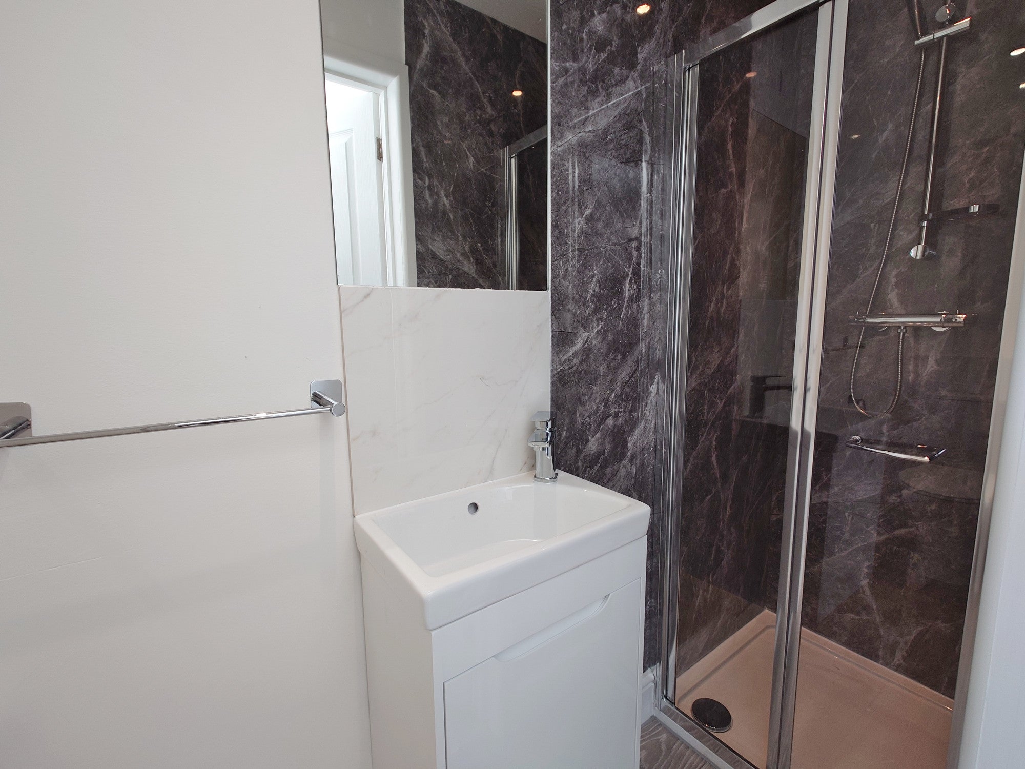 Room Pitshanger Lane in Greater London