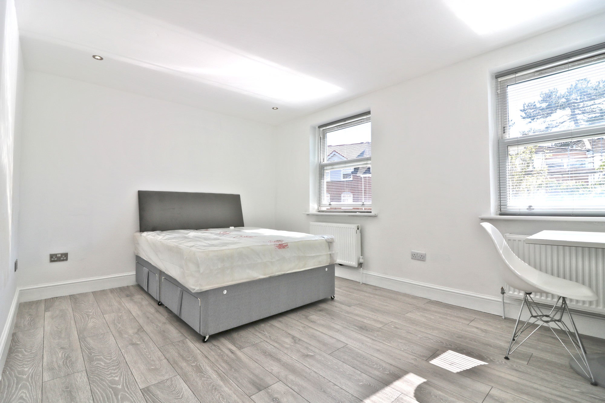 Room Pitshanger Lane in Greater London