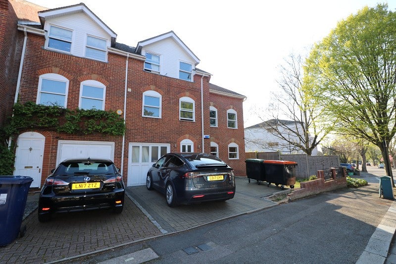 Room Pitshanger Lane in Greater London