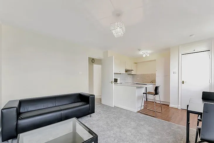 Flat Asher Way in Greater London