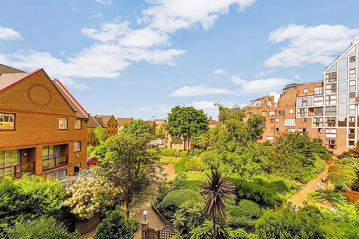 Flat Asher Way in Greater London