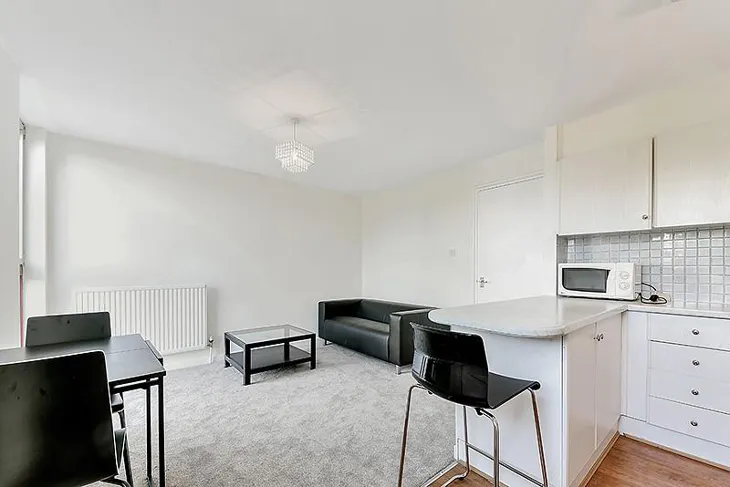 Flat Asher Way in Greater London