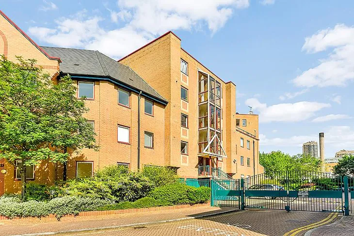 Flat Asher Way in Greater London