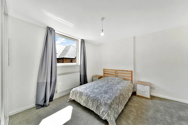 Flat Asher Way in Greater London
