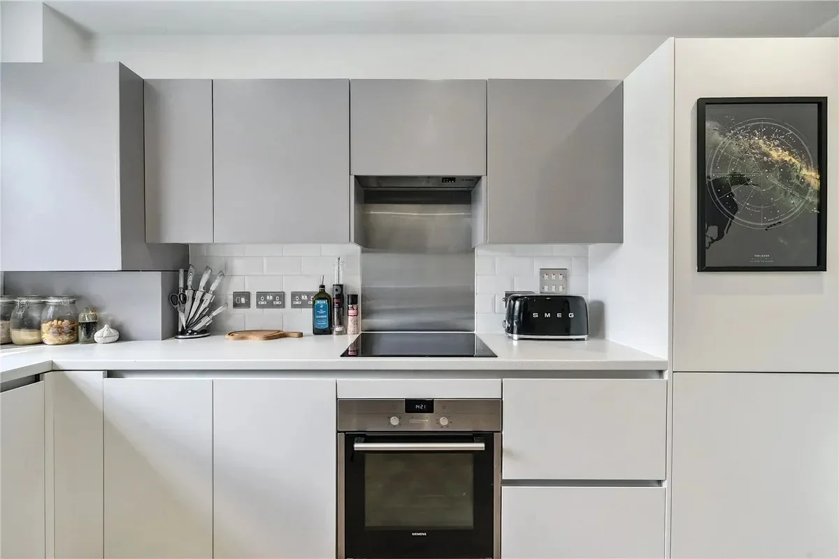 Flat Packham Mews in Greater London