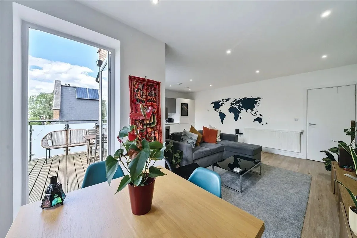 Flat Packham Mews in Greater London