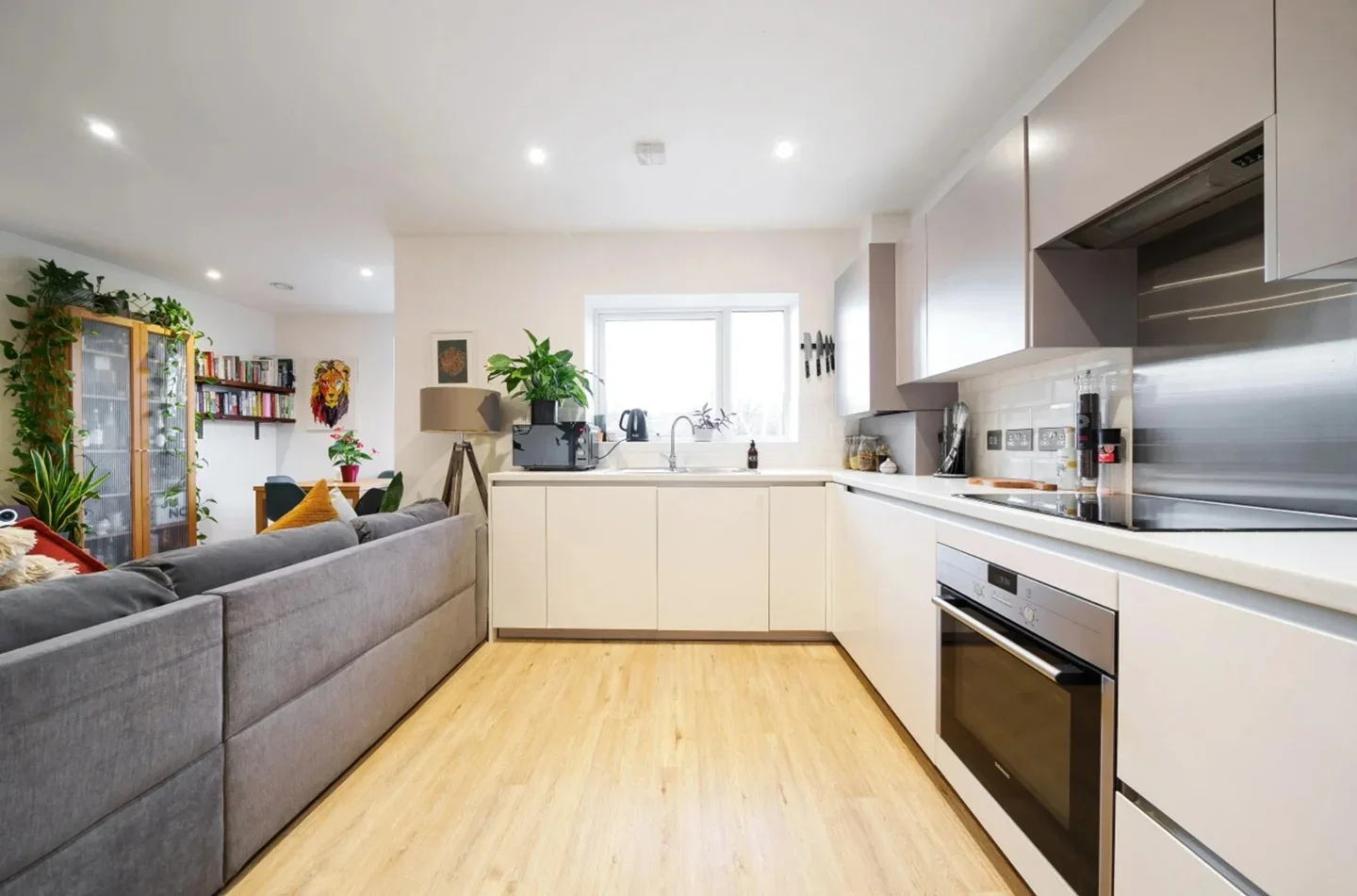 Flat Packham Mews in Greater London