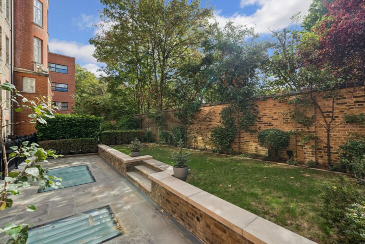Flat Hortensia Road in Greater London