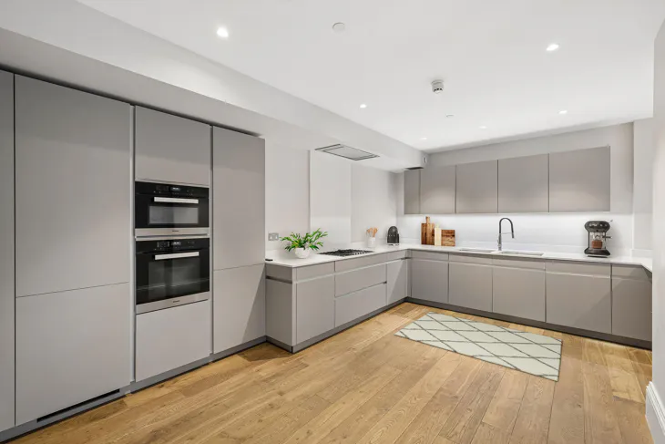 Flat Hortensia Road in London