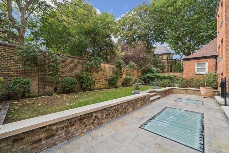Flat Hortensia Road in Greater London