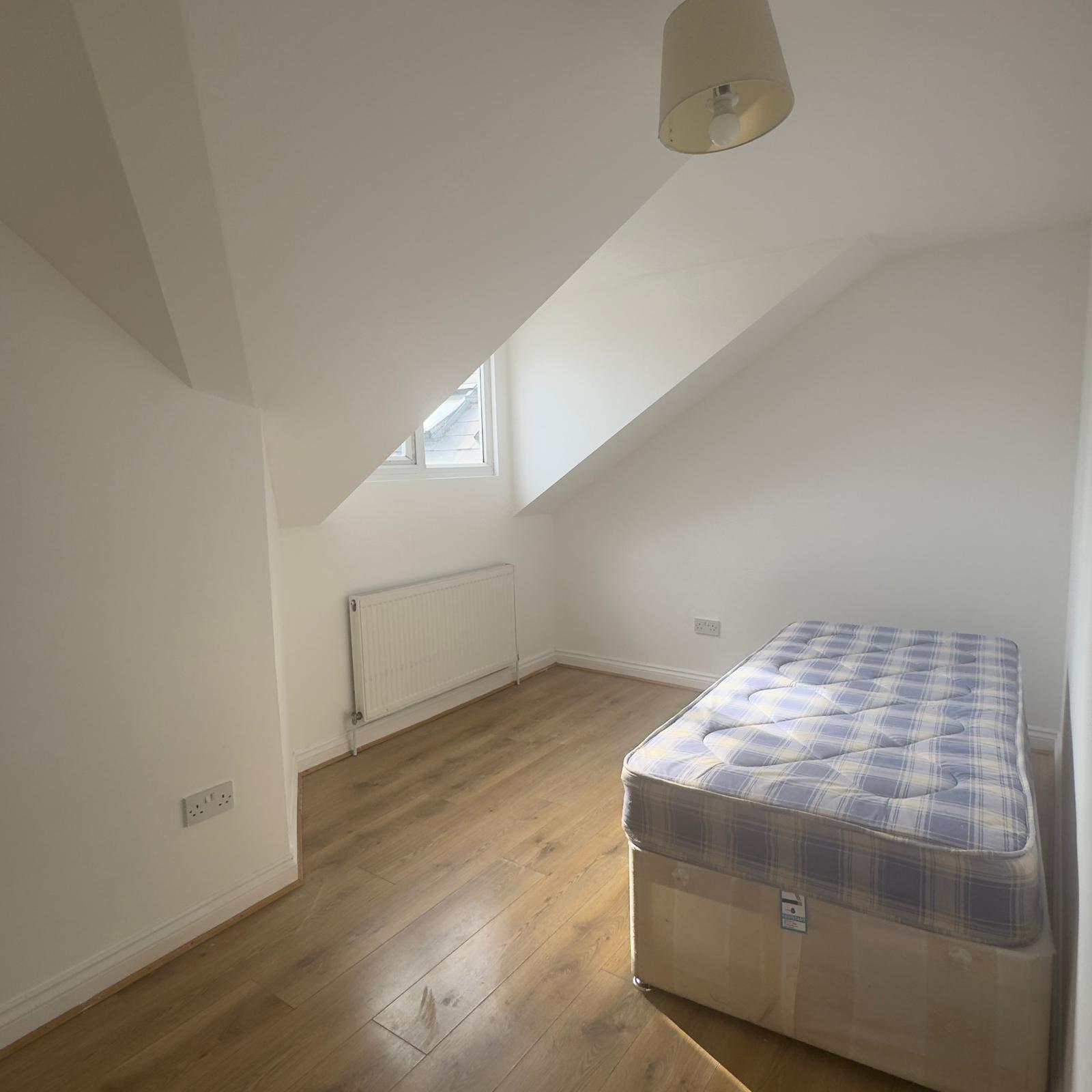 Flat Norbury Road in Greater London