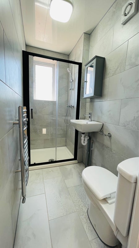 Room Everard Avenue in Slough