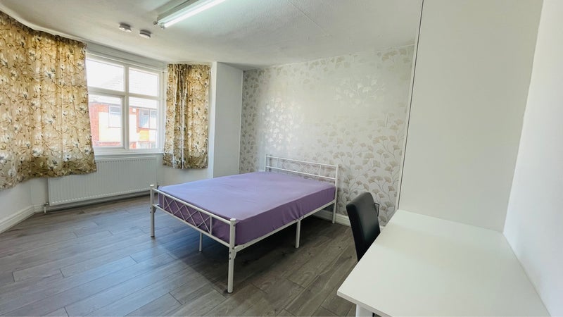 Room Everard Avenue in Slough