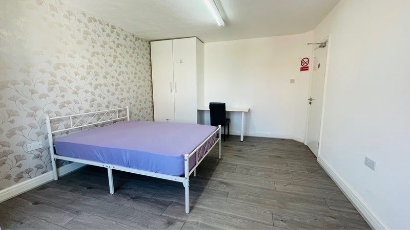 Room Everard Avenue in Slough