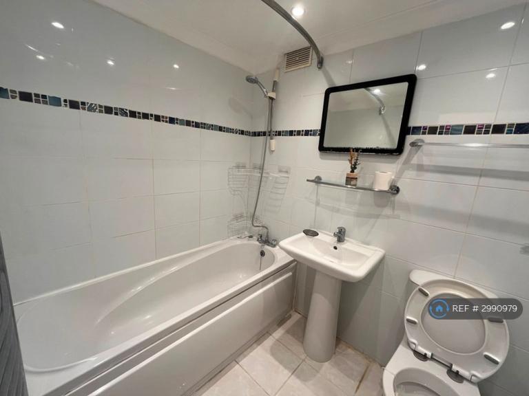 Flat Master Gunner Place in Greater London