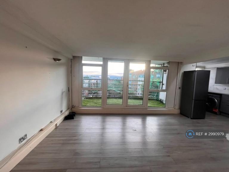 Flat Master Gunner Place in Greater London