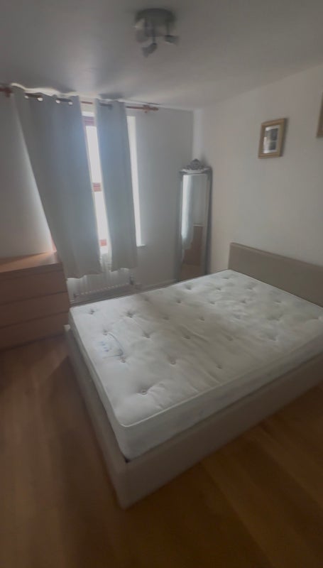 Room Tramway Avenue in Greater London