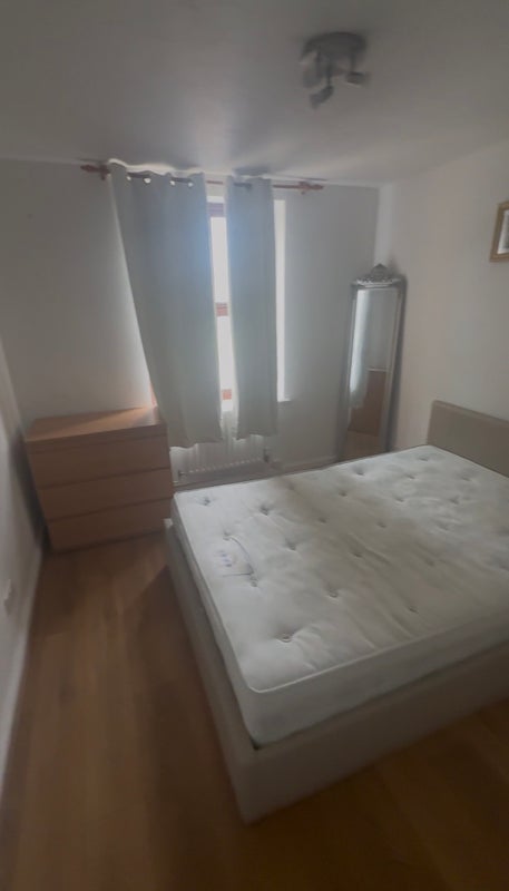 Room Tramway Avenue in Greater London