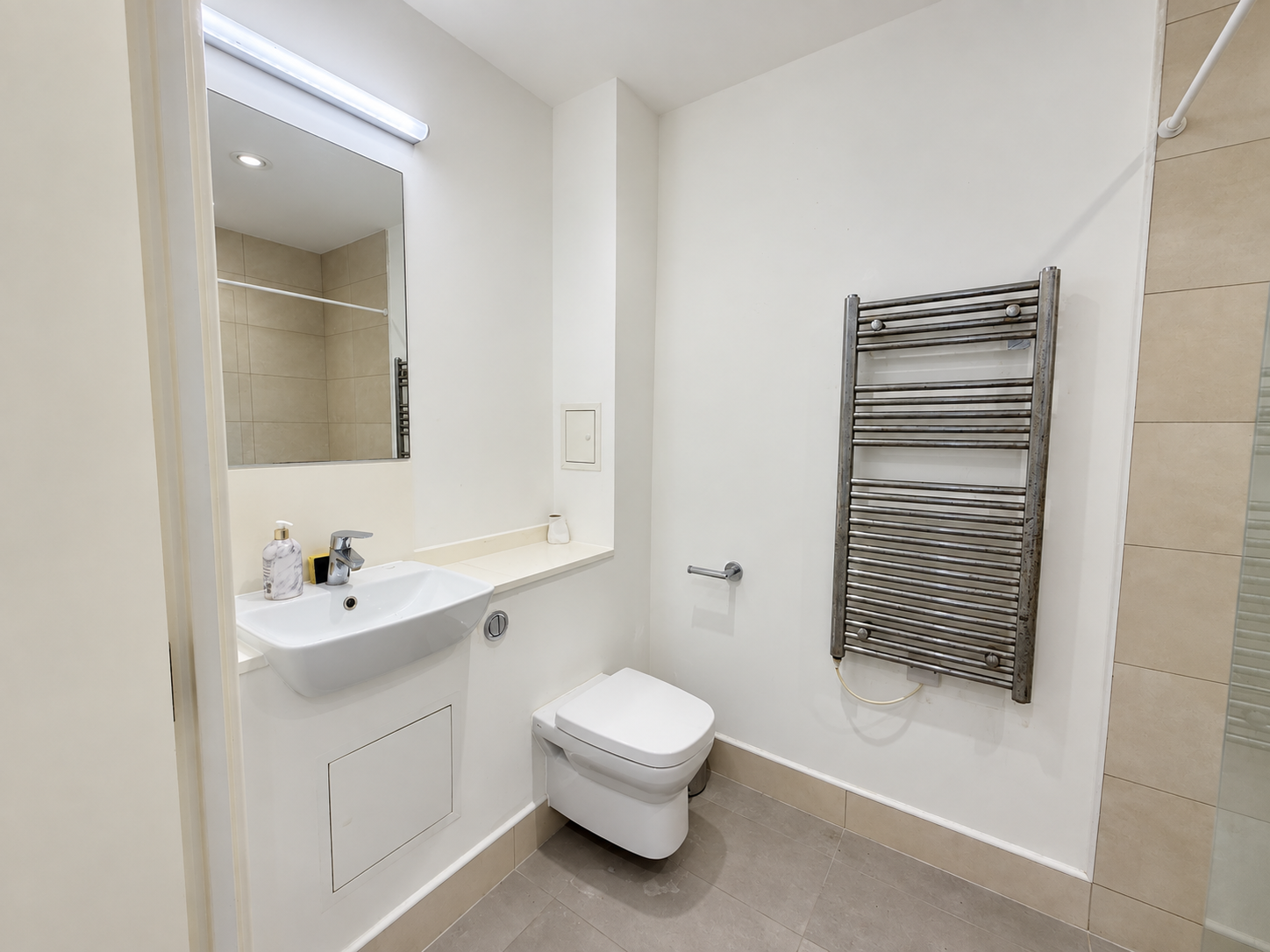 Flat Bollo Lane in Greater London