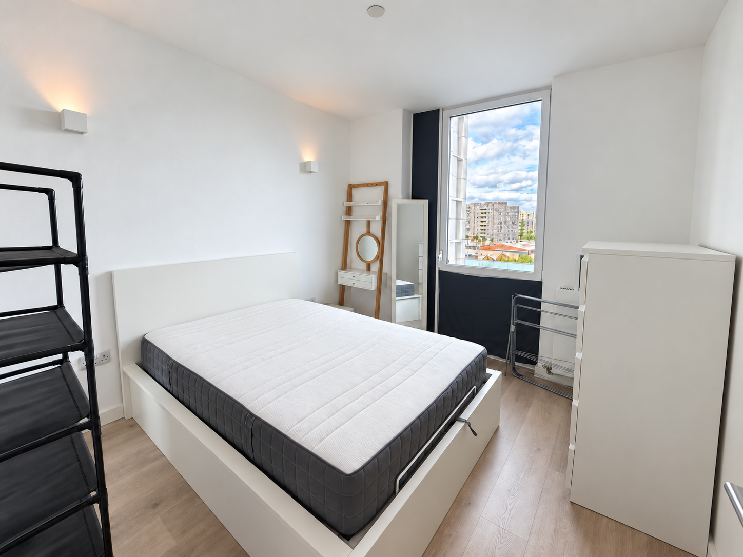 Flat Bollo Lane in Greater London