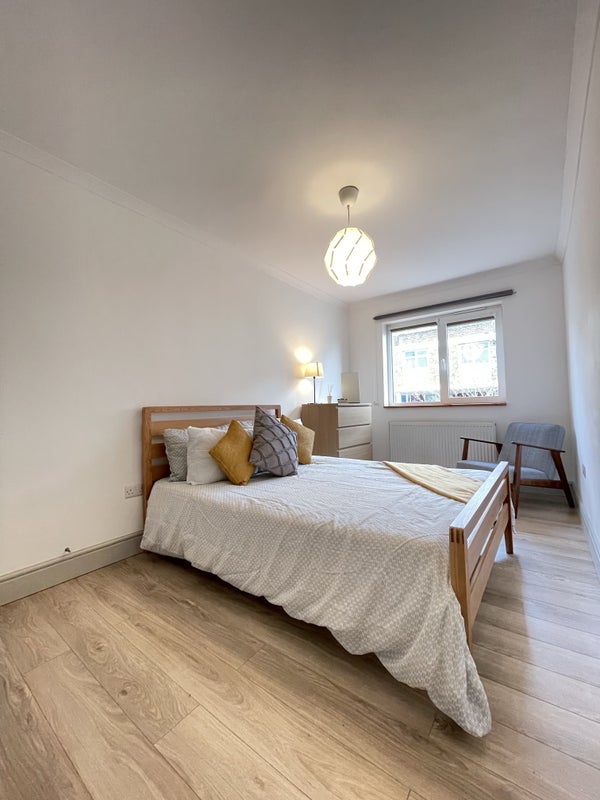 Flat Rumsey Road in Greater London