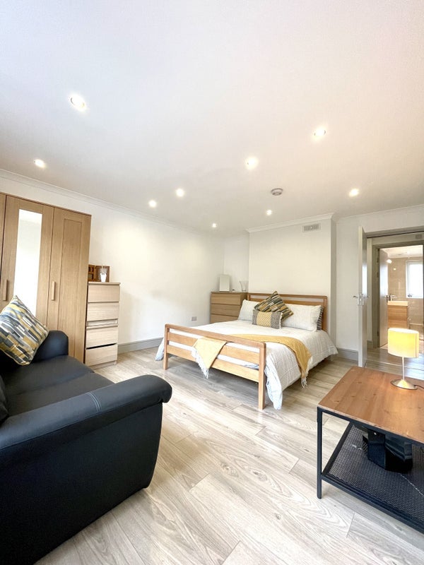 Flat Rumsey Road in Greater London