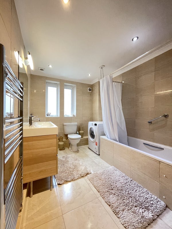 Flat Rumsey Road in Greater London