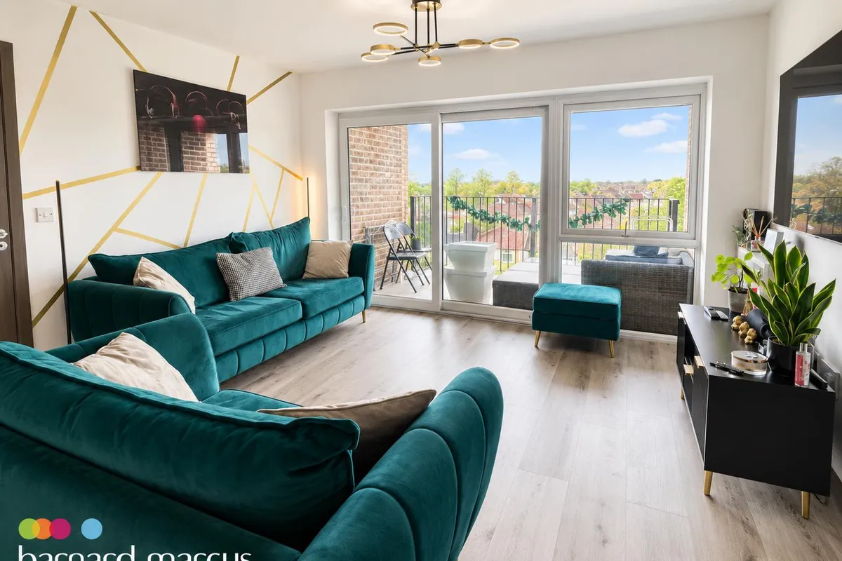 Flat Rose Gardens in Greater London