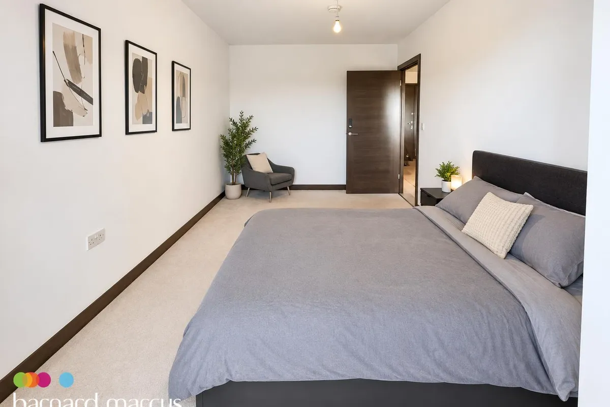 Flat Rose Gardens in Greater London