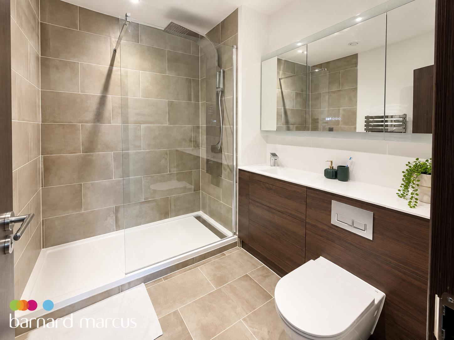 Flat Rose Gardens in Greater London