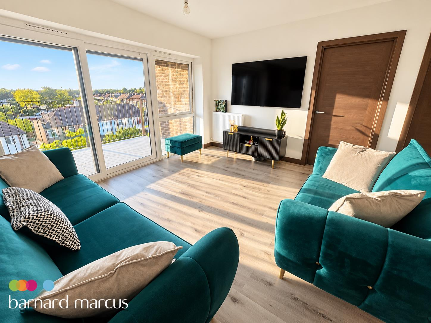 Flat Rose Gardens in Greater London