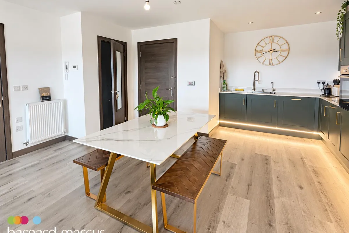 Flat Rose Gardens in Greater London