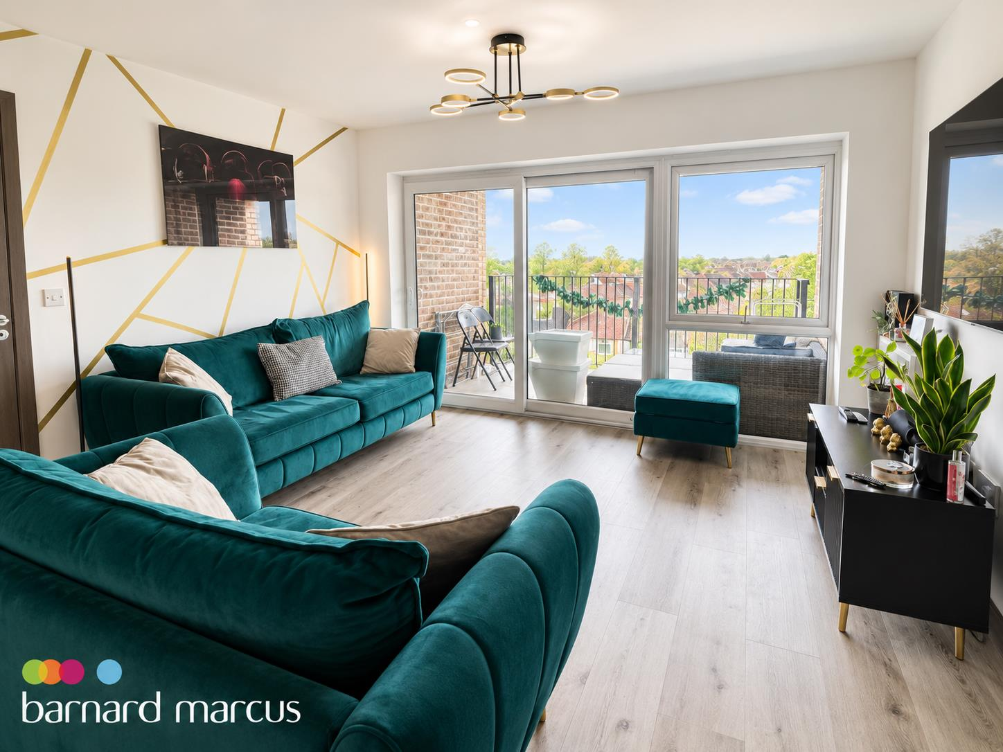 Flat Rose Gardens in Greater London