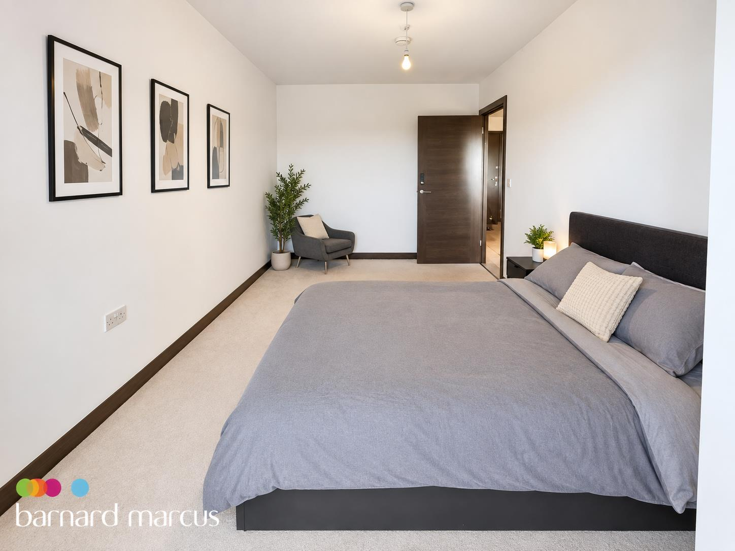 Flat Rose Gardens in Greater London