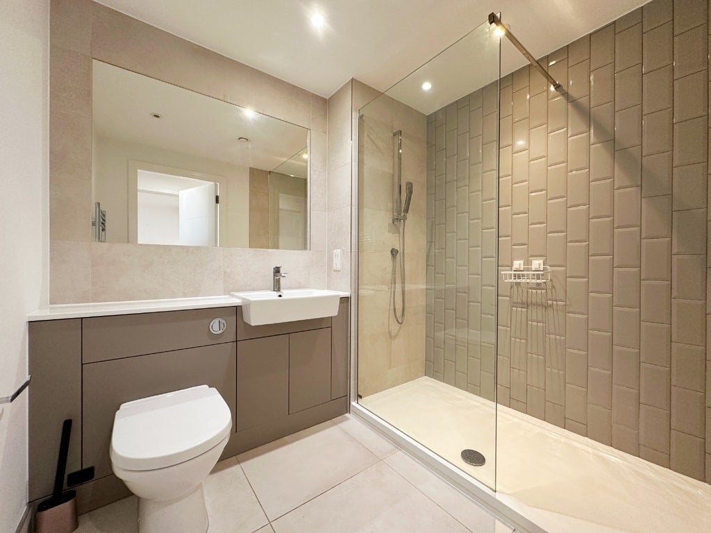 Flat Caversham Road in Greater London