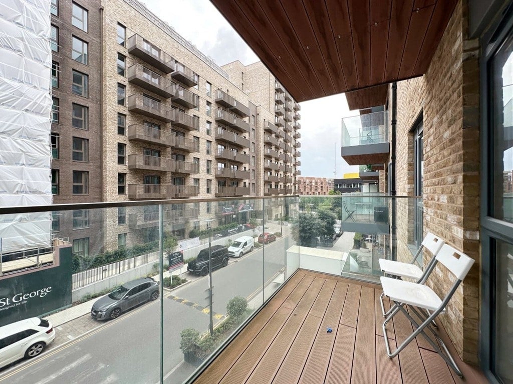 Flat Caversham Road in Greater London