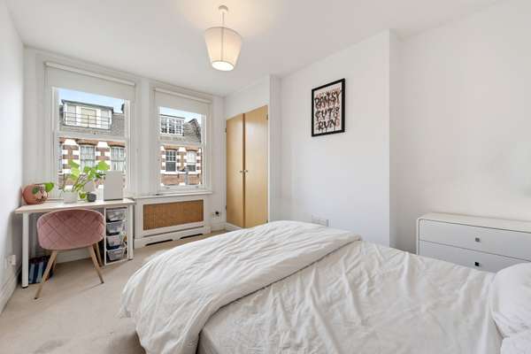 Flat St. John's Road in Greater London