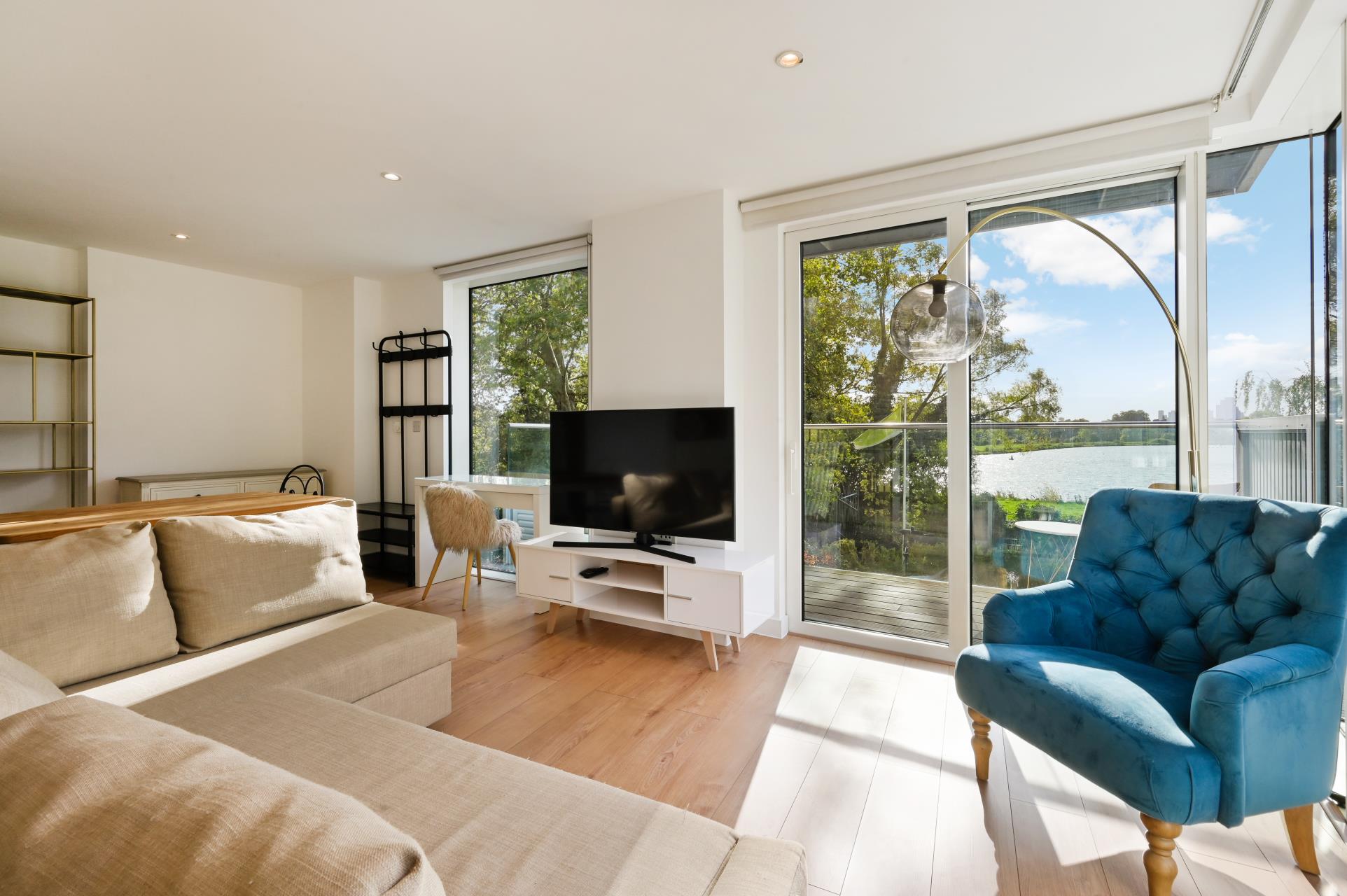 Flat Riverside Gardens in Greater London