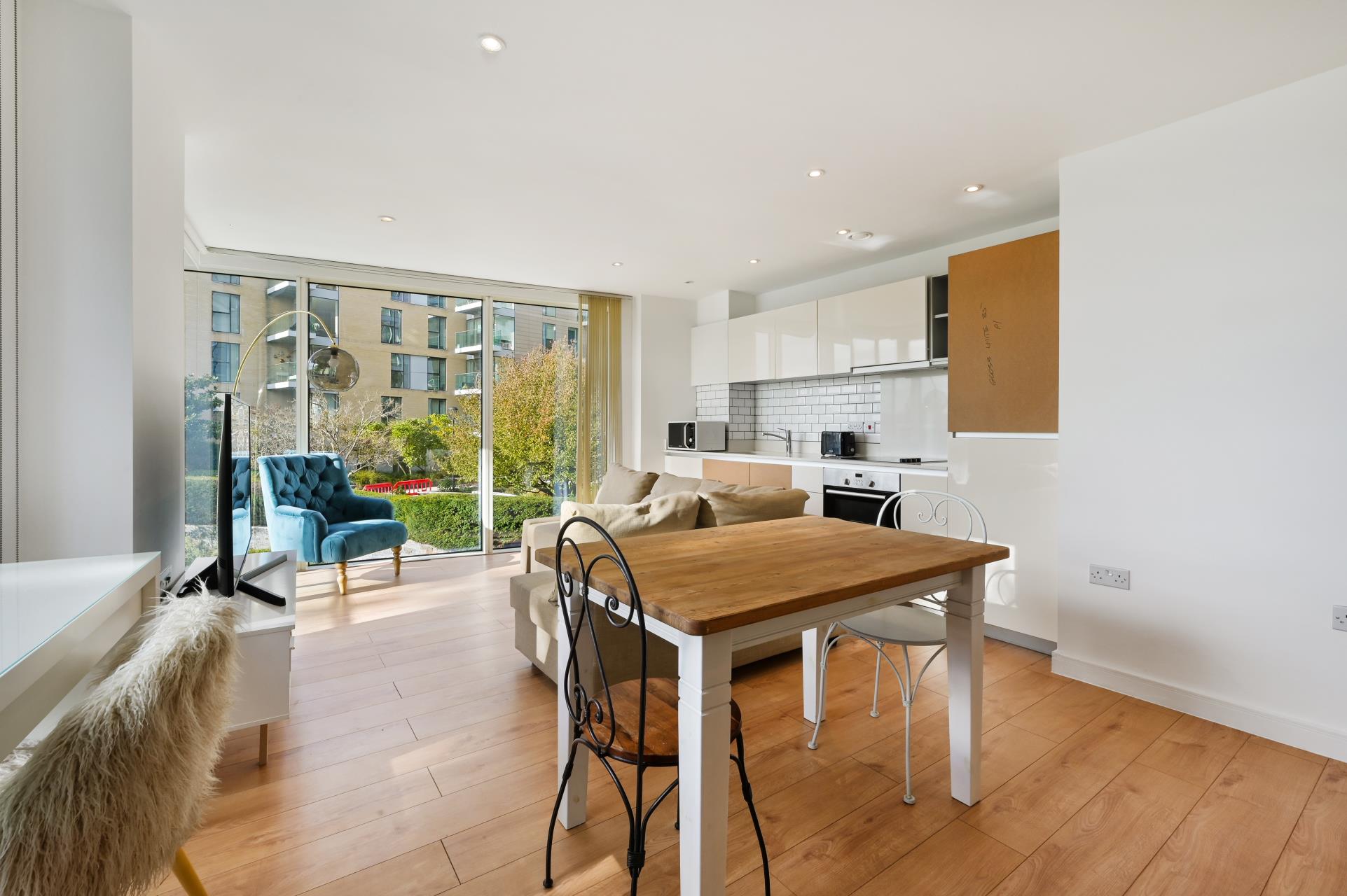 Flat Riverside Gardens in Greater London