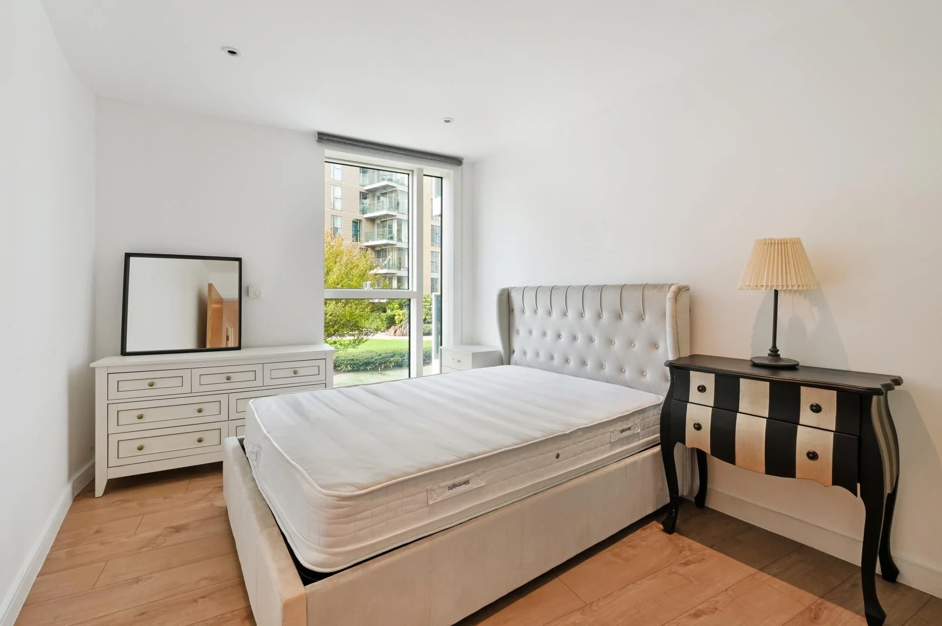 Flat Riverside Gardens in Greater London