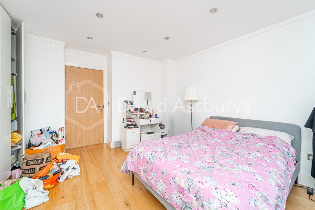 Flat Liverpool Road in Greater London