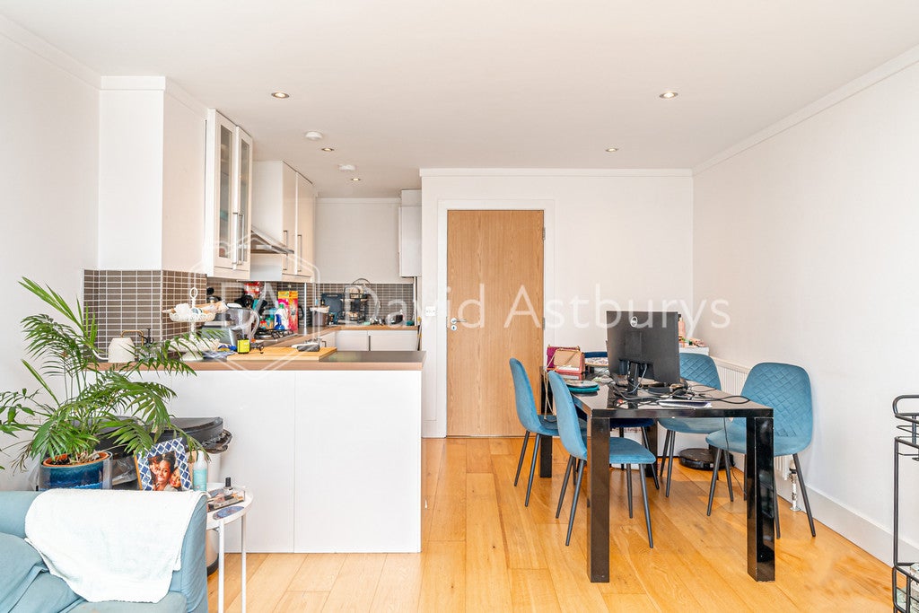 Flat Liverpool Road in Greater London