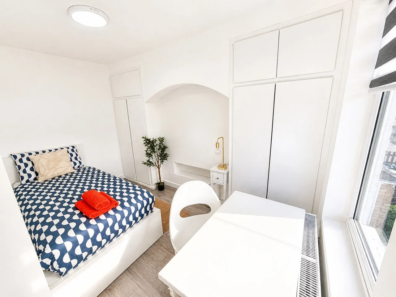 Room Mandeville Road in Greater London