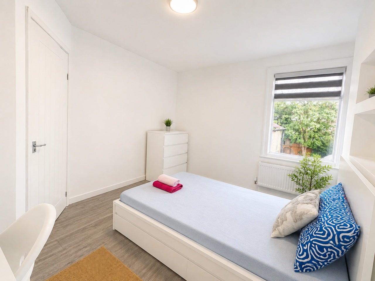 Room Mandeville Road in Greater London