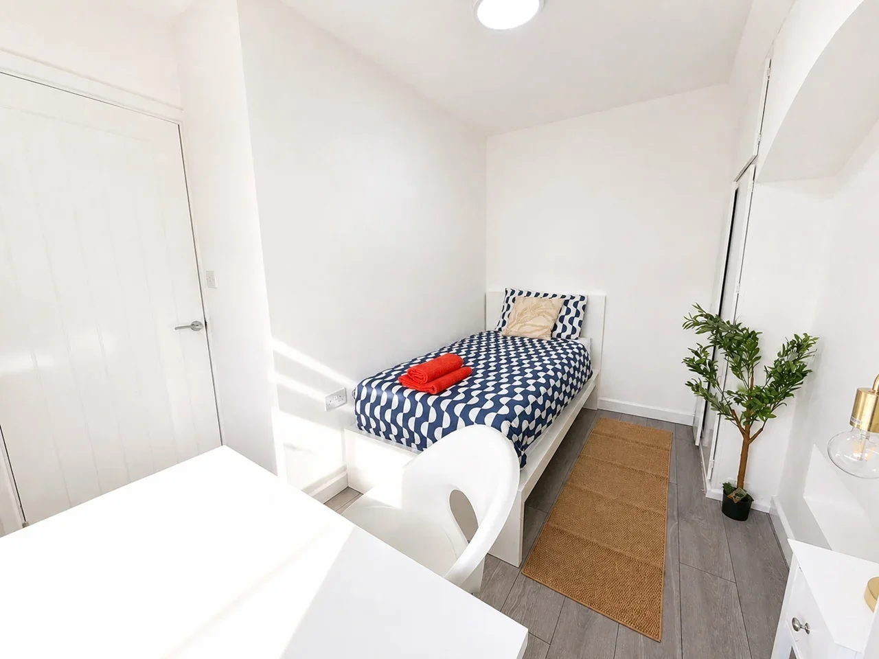 Room Mandeville Road in Greater London